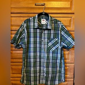 Levi’s plaid short sleeved button up shirt